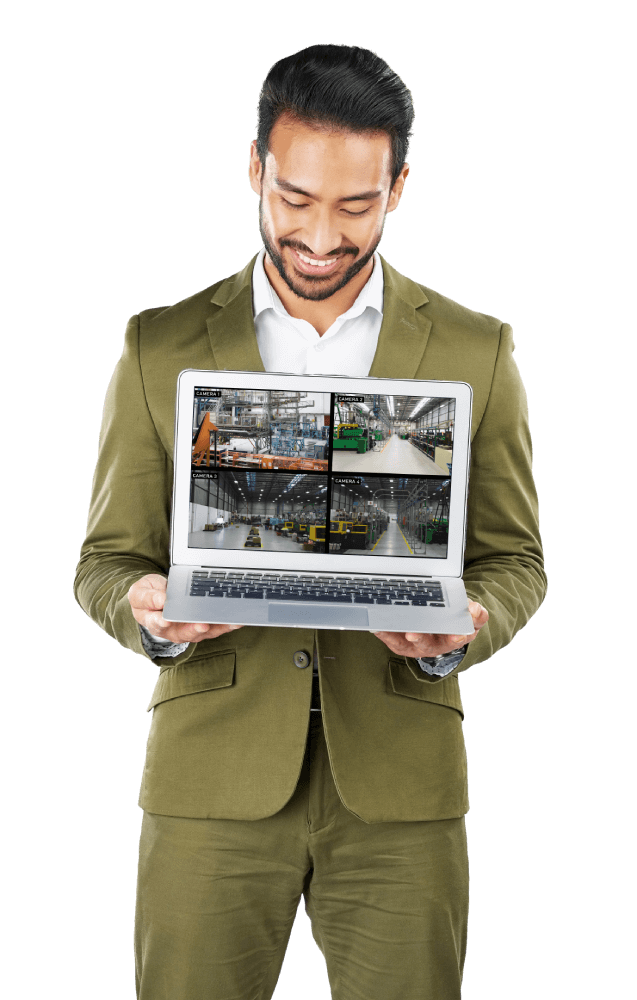 Homem segurando notebook com CFTV instalado